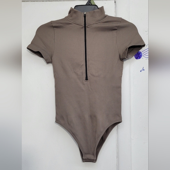 OQQ Brown Short Sleeve Bodysuit with High Neck Size Small - Picture 3 of 3